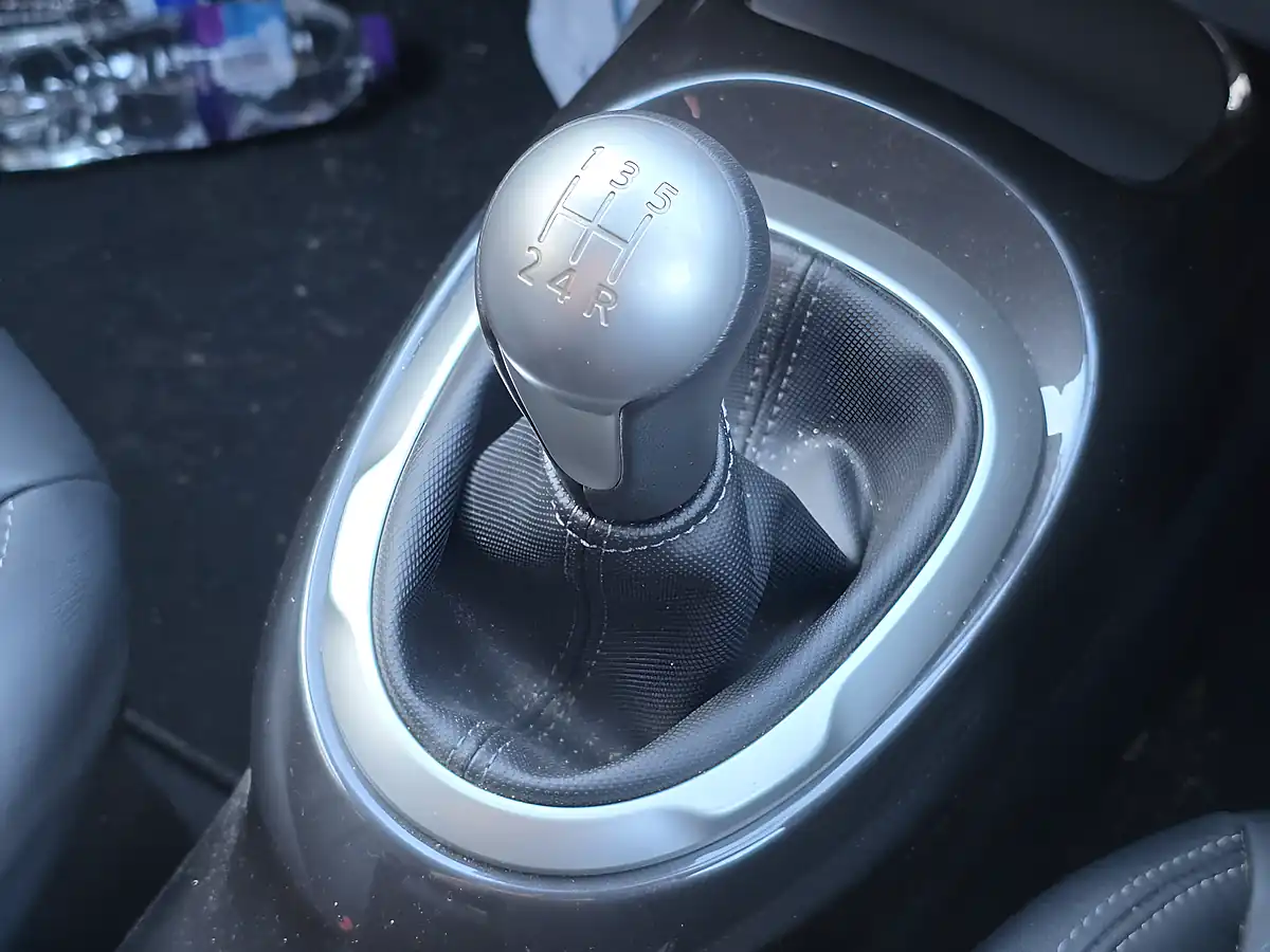 Used 2018 Nissan Juke Tekna Blue - Interior and Exterior details 14