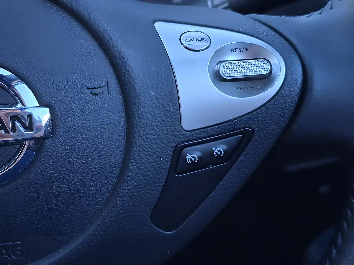 Used 2018 Nissan Juke Tekna Blue - Interior and Exterior details 16