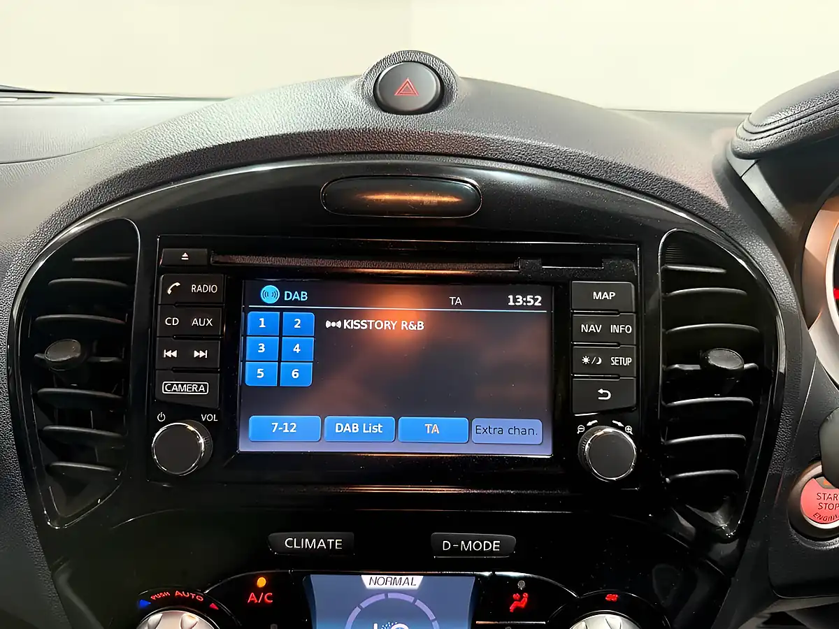 Used 2018 Nissan Juke Tekna Blue - Interior and Exterior details 18