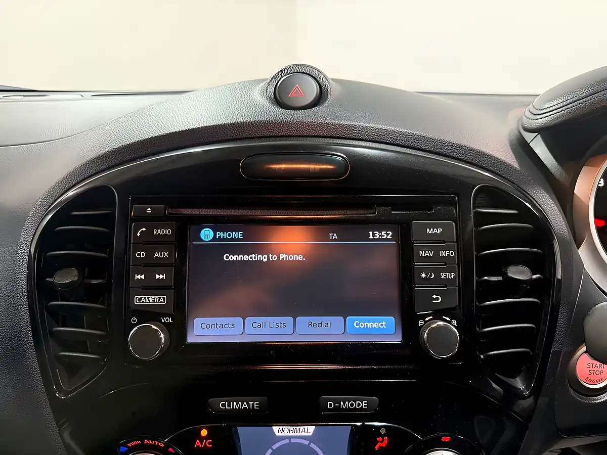 Used 2018 Nissan Juke Tekna Blue - Interior and Exterior details 19