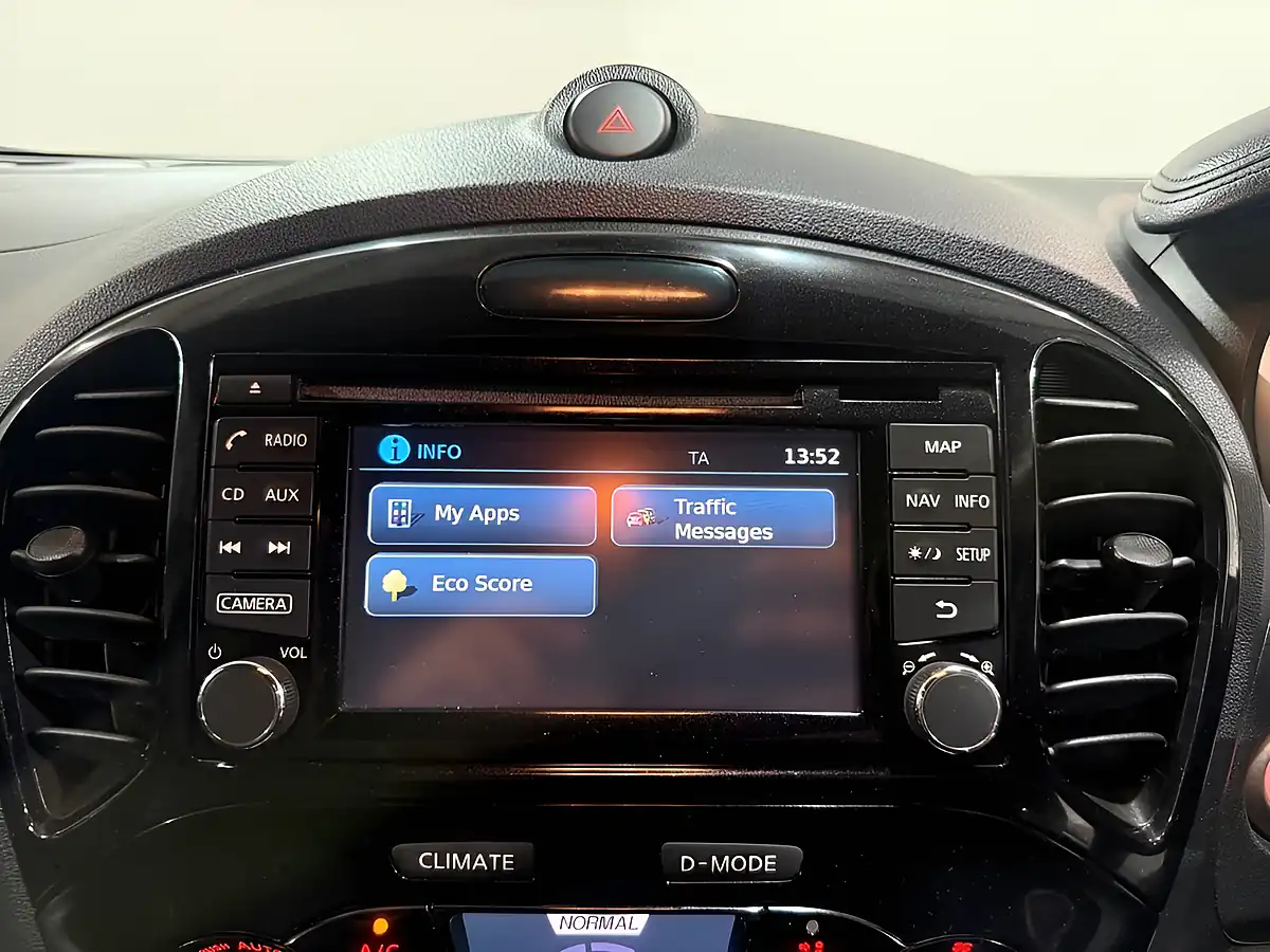 Used 2018 Nissan Juke Tekna Blue - Interior and Exterior details 20