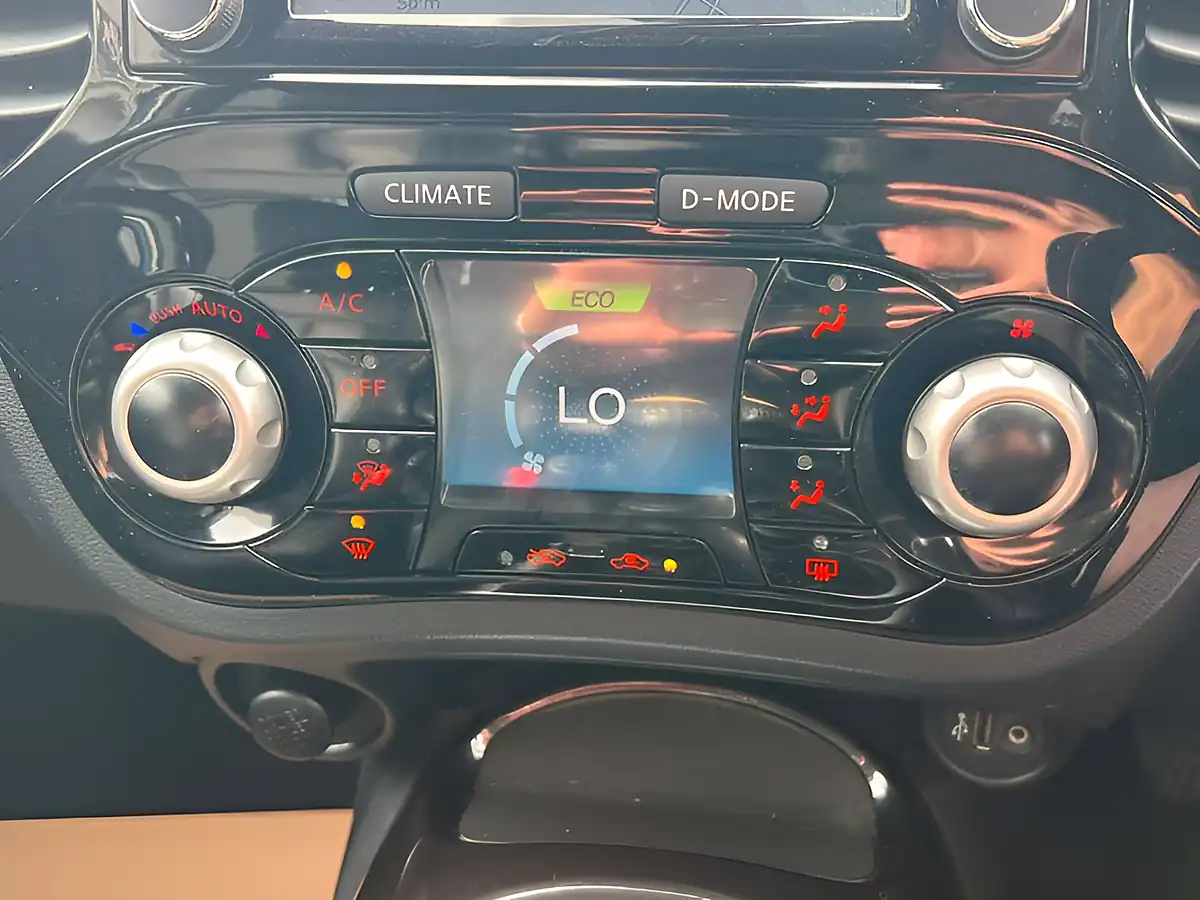 Used 2018 Nissan Juke Tekna Vivid Blue - Interior and Exterior details 13