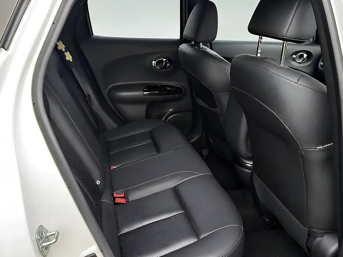 Used 2018 Nissan Juke Tekna White - Interior and Exterior details 6