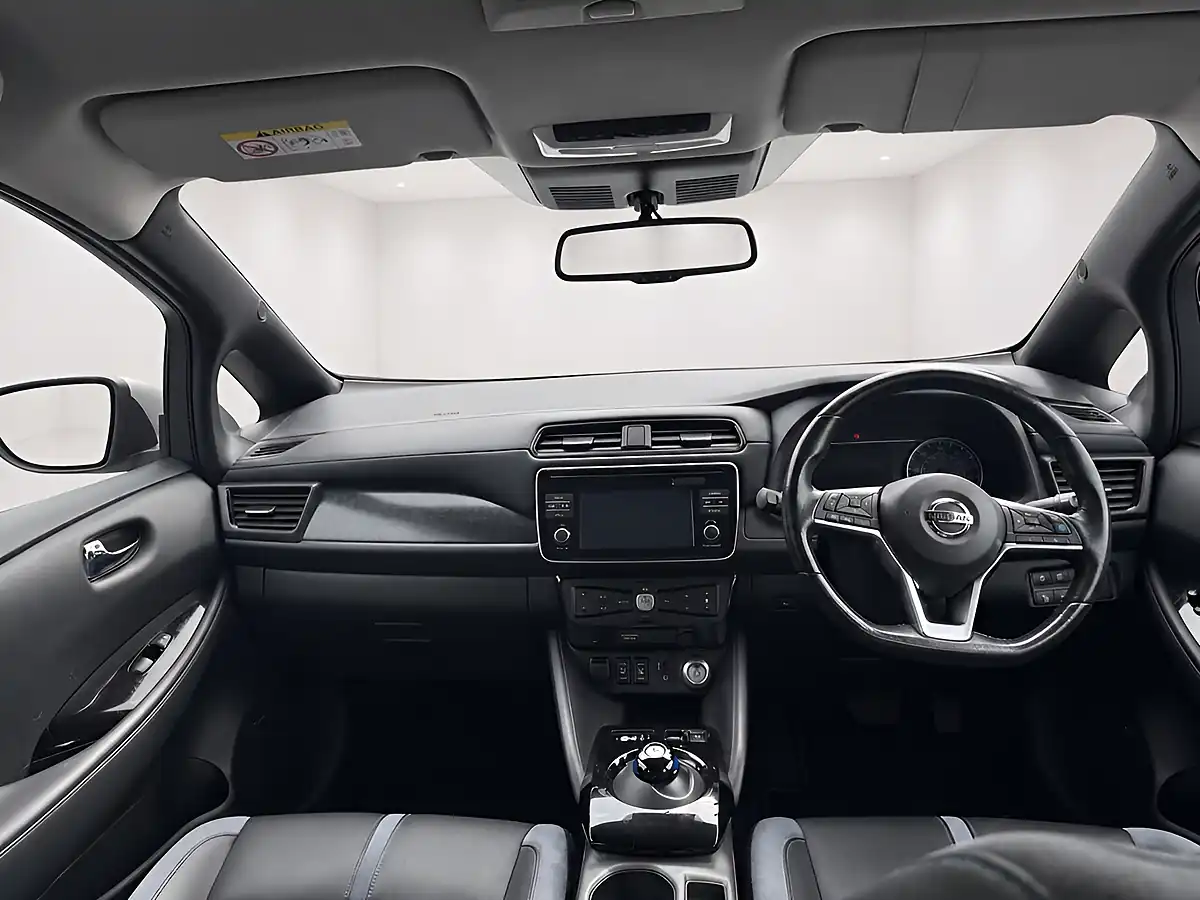 Used 2018 Nissan Leaf Tekna Green - Interior and Exterior details 10