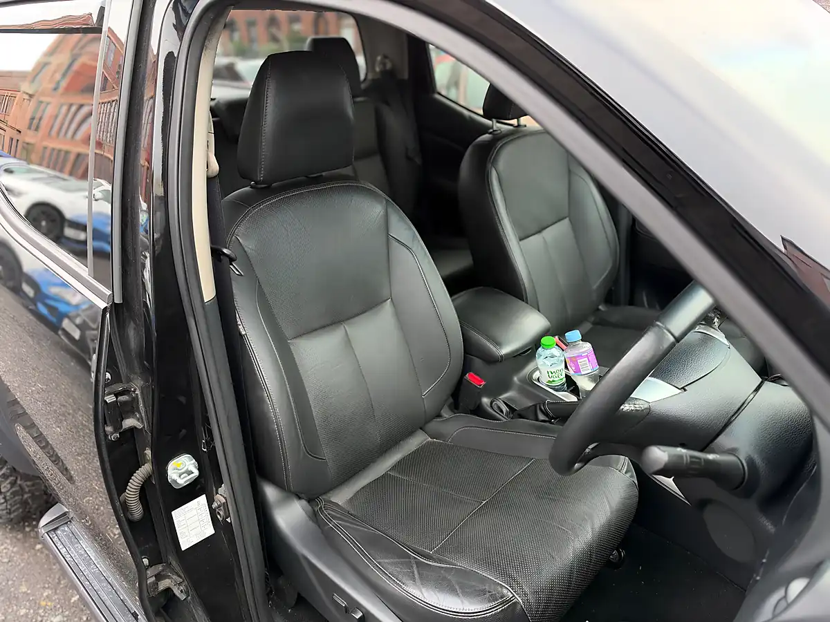 Used 2018 Nissan Navara Tekna Black - Interior and Exterior details 5