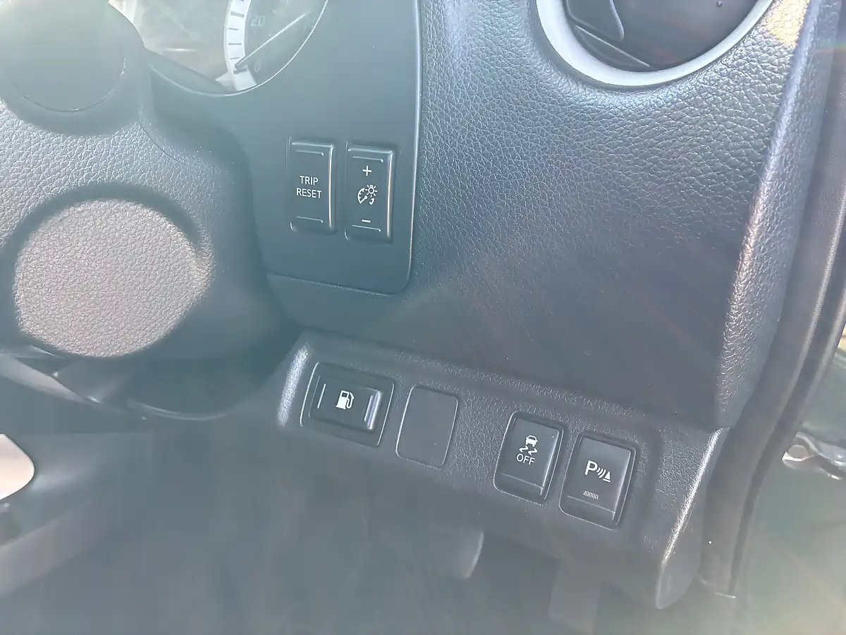 Used 2018 Nissan Navara Tekna Green - Interior and Exterior details 14
