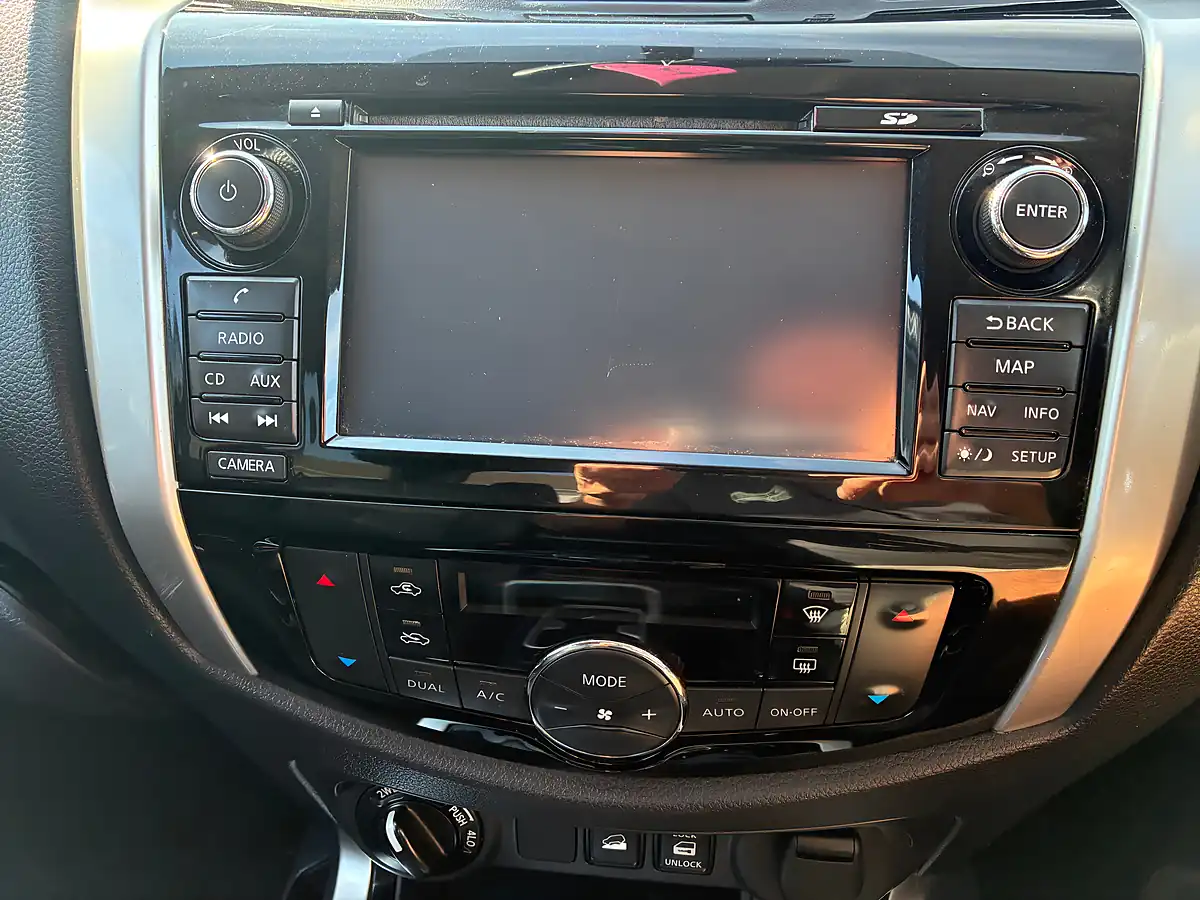 Used 2018 Nissan Navara Tekna Green - Interior and Exterior details 17