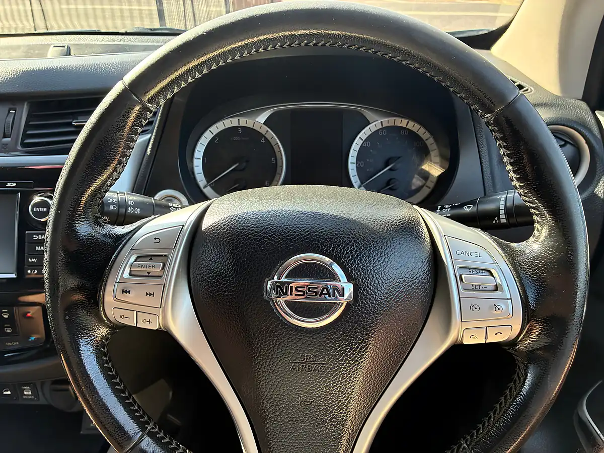 Used 2018 Nissan Navara Tekna Green - Interior and Exterior details 20