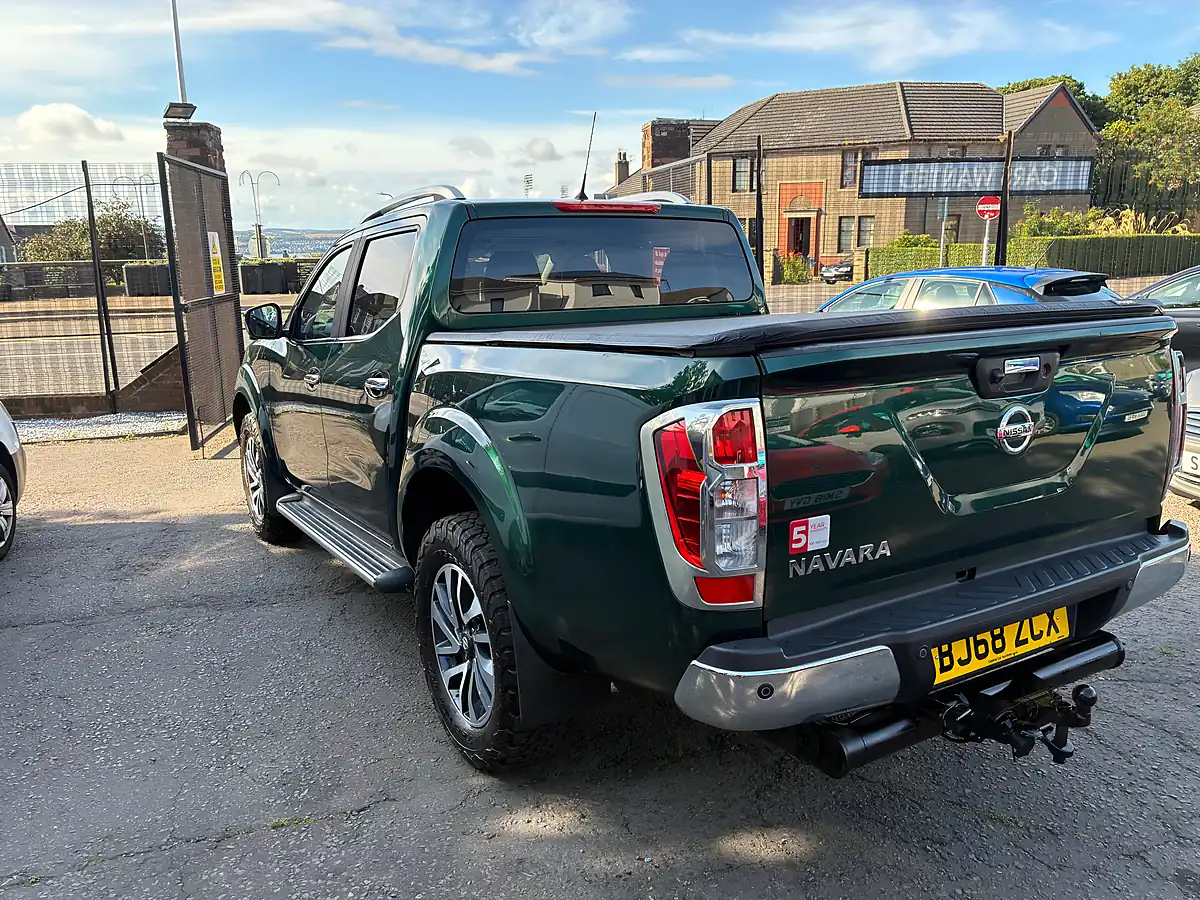 Used 2018 Nissan Navara Tekna Green - Interior and Exterior details 6