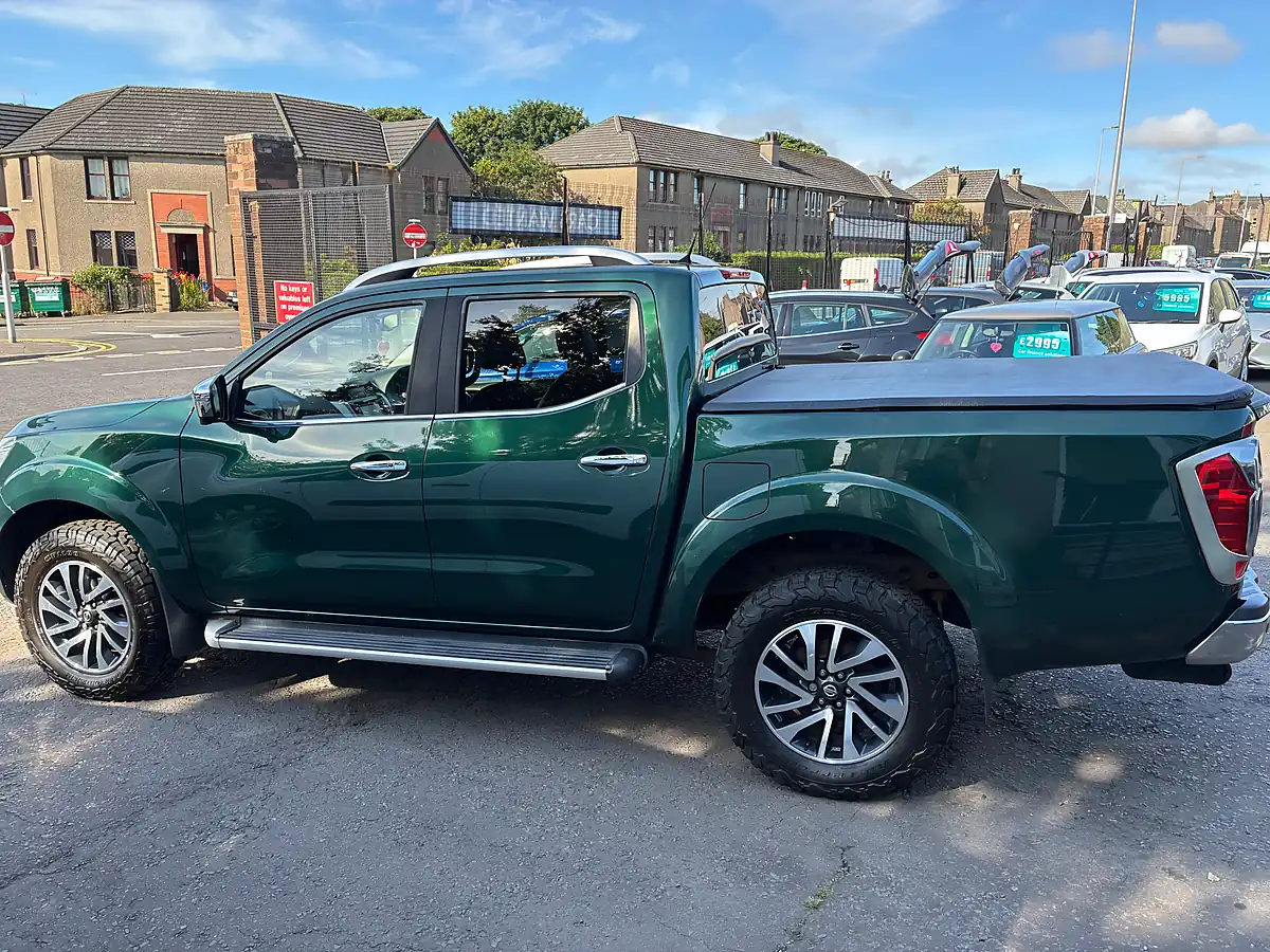 Used 2018 Nissan Navara Tekna Green - Interior and Exterior details 9