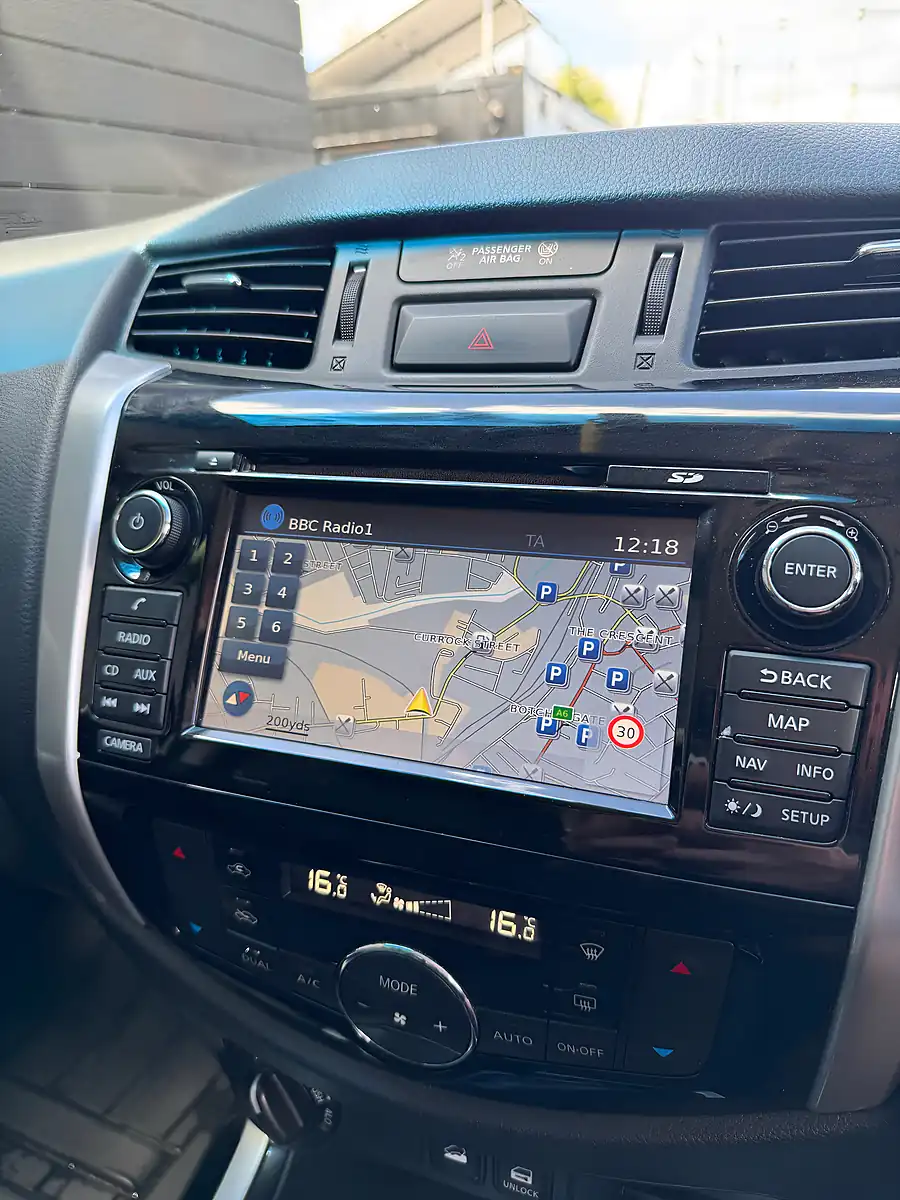 Used 2018 Nissan Navara Tekna Grey - Interior and Exterior details 14