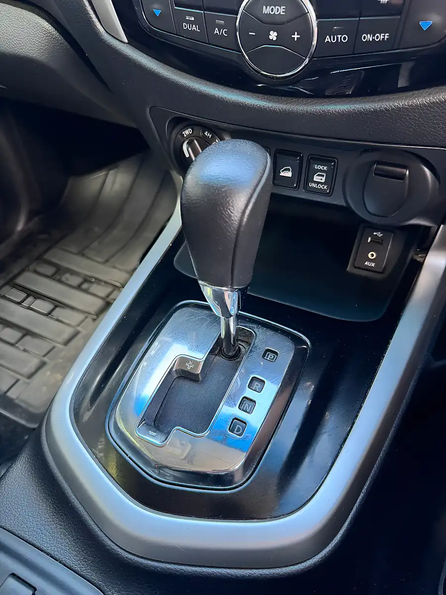 Used 2018 Nissan Navara Tekna Grey - Interior and Exterior details 15