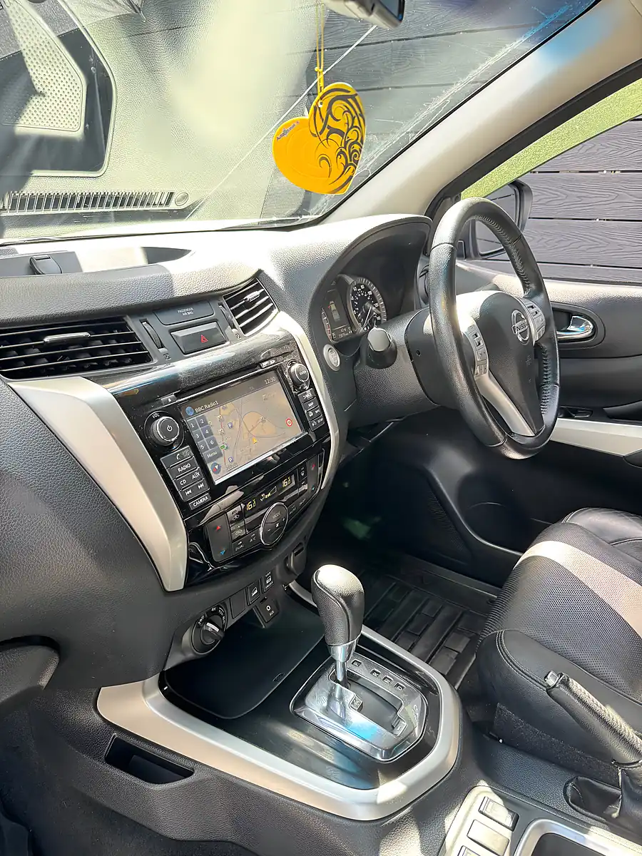 Used 2018 Nissan Navara Tekna Grey - Interior and Exterior details 9