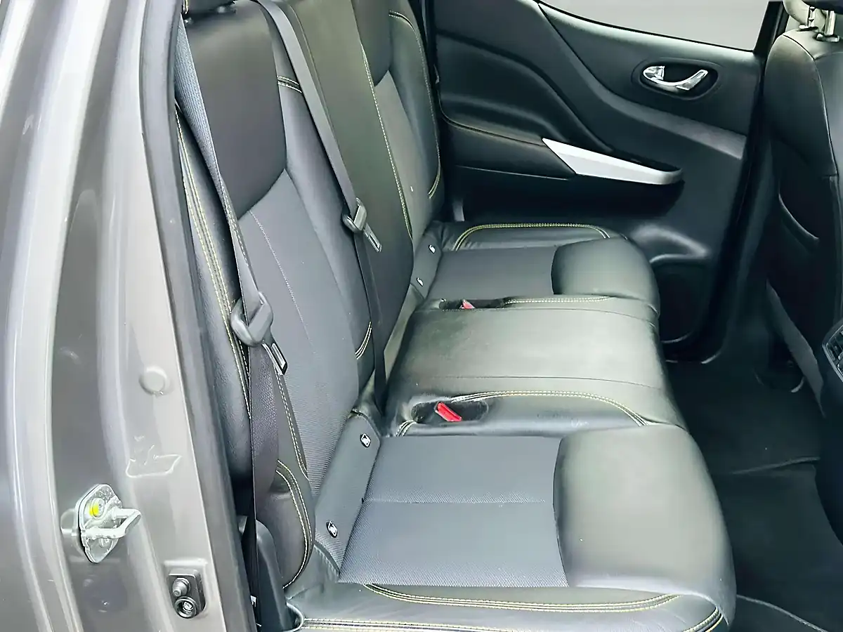 Used 2018 Nissan Navara Tekna Grey - Interior and Exterior details 14