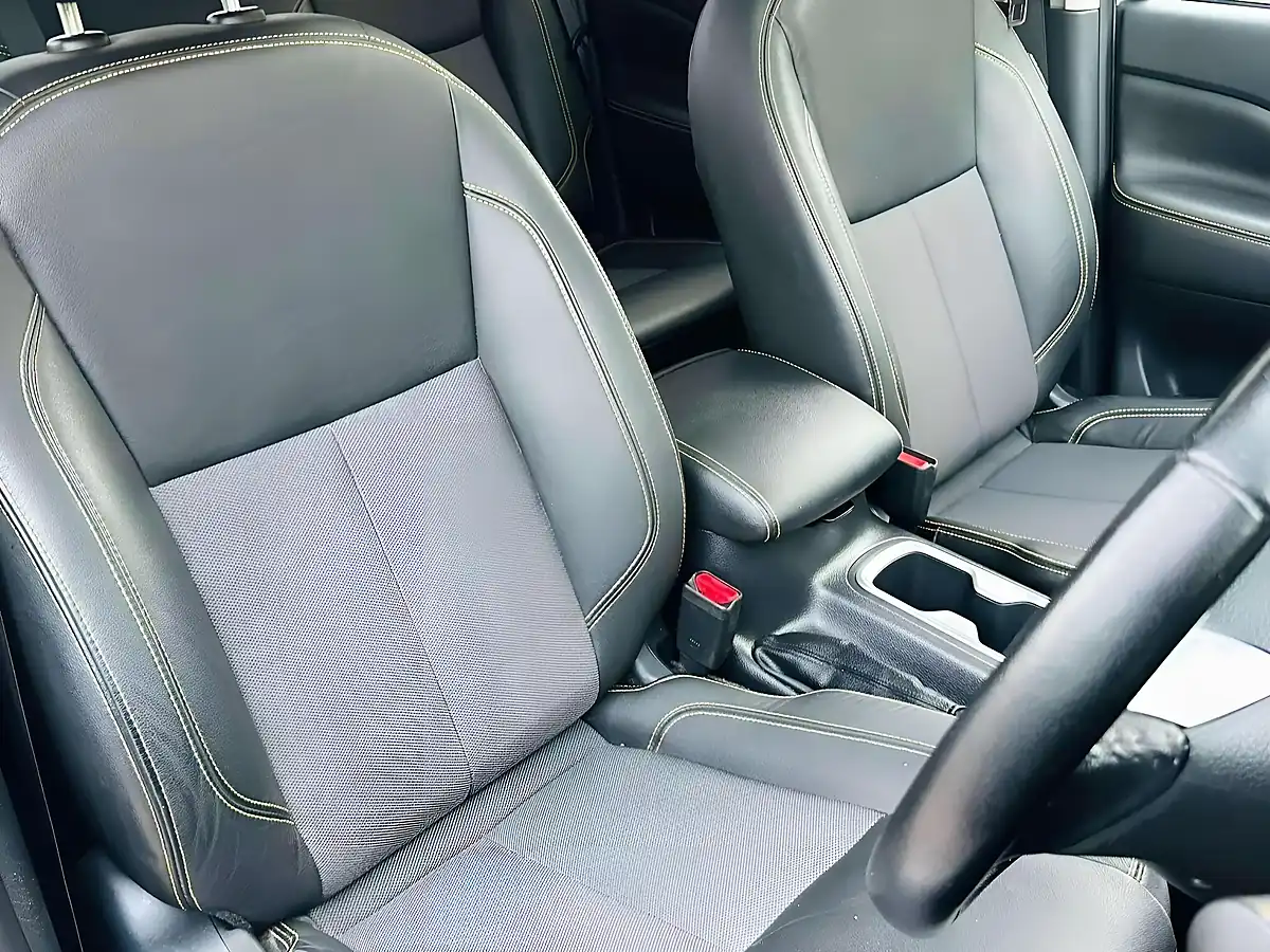 Used 2018 Nissan Navara Tekna Grey - Interior and Exterior details 15