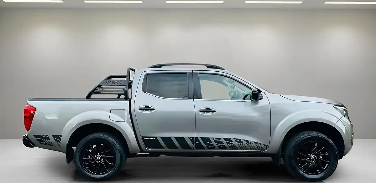 Used 2018 Nissan Navara Tekna Grey - Interior and Exterior details 4
