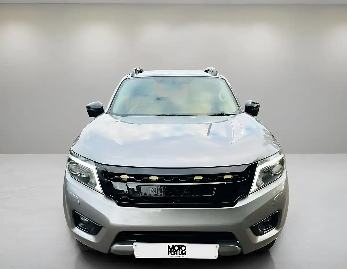 Used 2018 Nissan Navara Tekna Grey - Interior and Exterior details 9