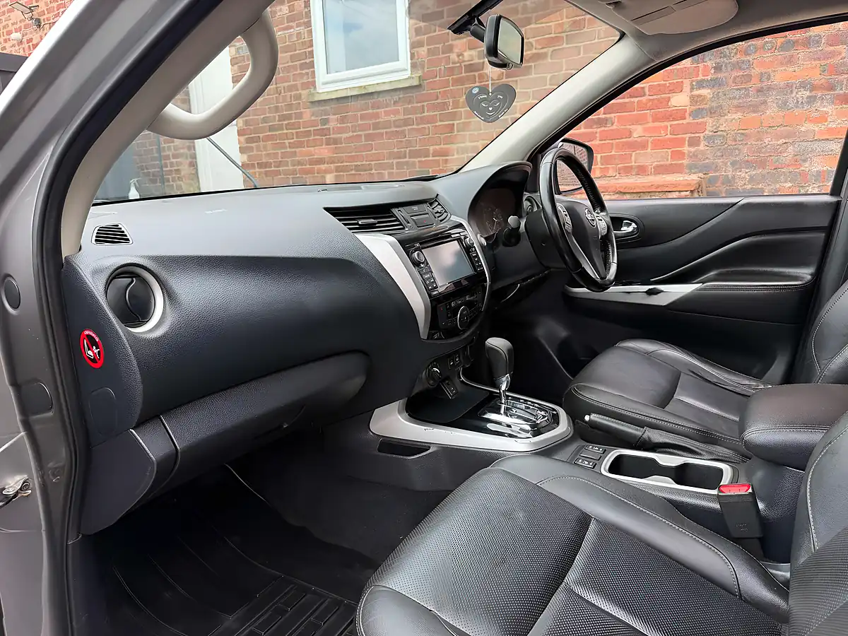 Used 2018 Nissan Navara Tekna Grey - Interior and Exterior details 10
