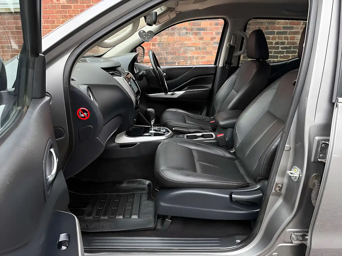 Used 2018 Nissan Navara Tekna Grey - Interior and Exterior details 11