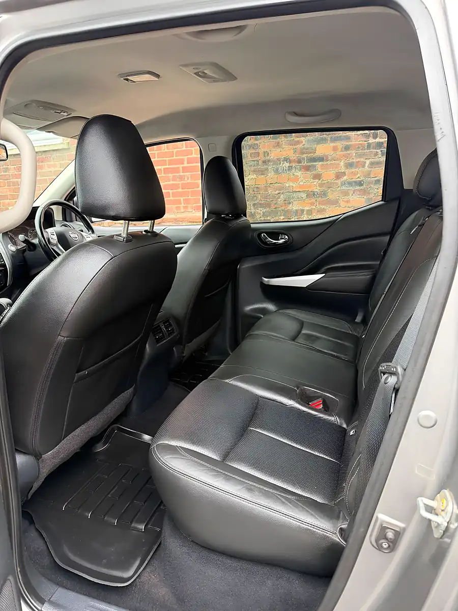 Used 2018 Nissan Navara Tekna Grey - Interior and Exterior details 13