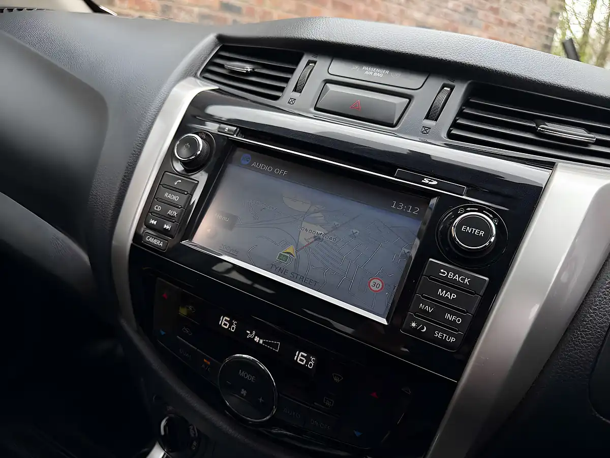 Used 2018 Nissan Navara Tekna Grey - Interior and Exterior details 14