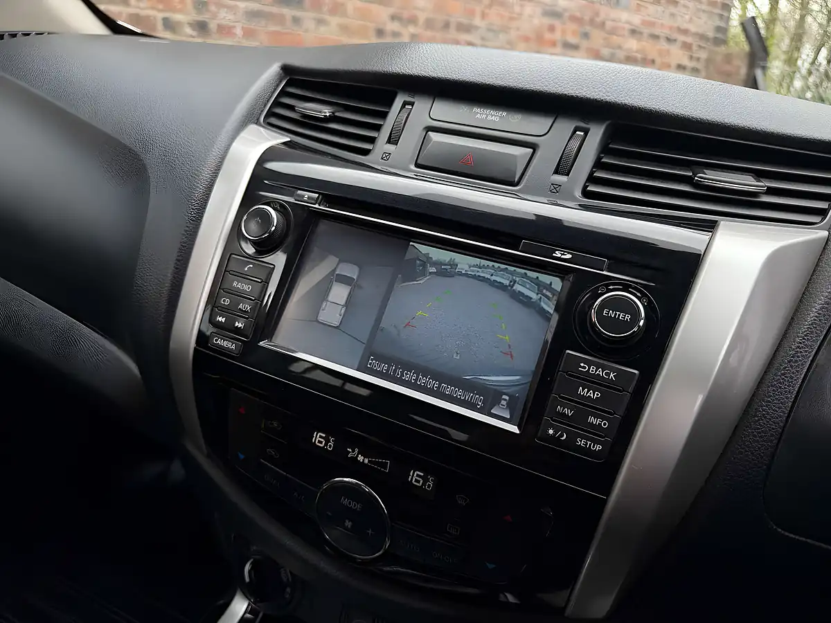 Used 2018 Nissan Navara Tekna Grey - Interior and Exterior details 15