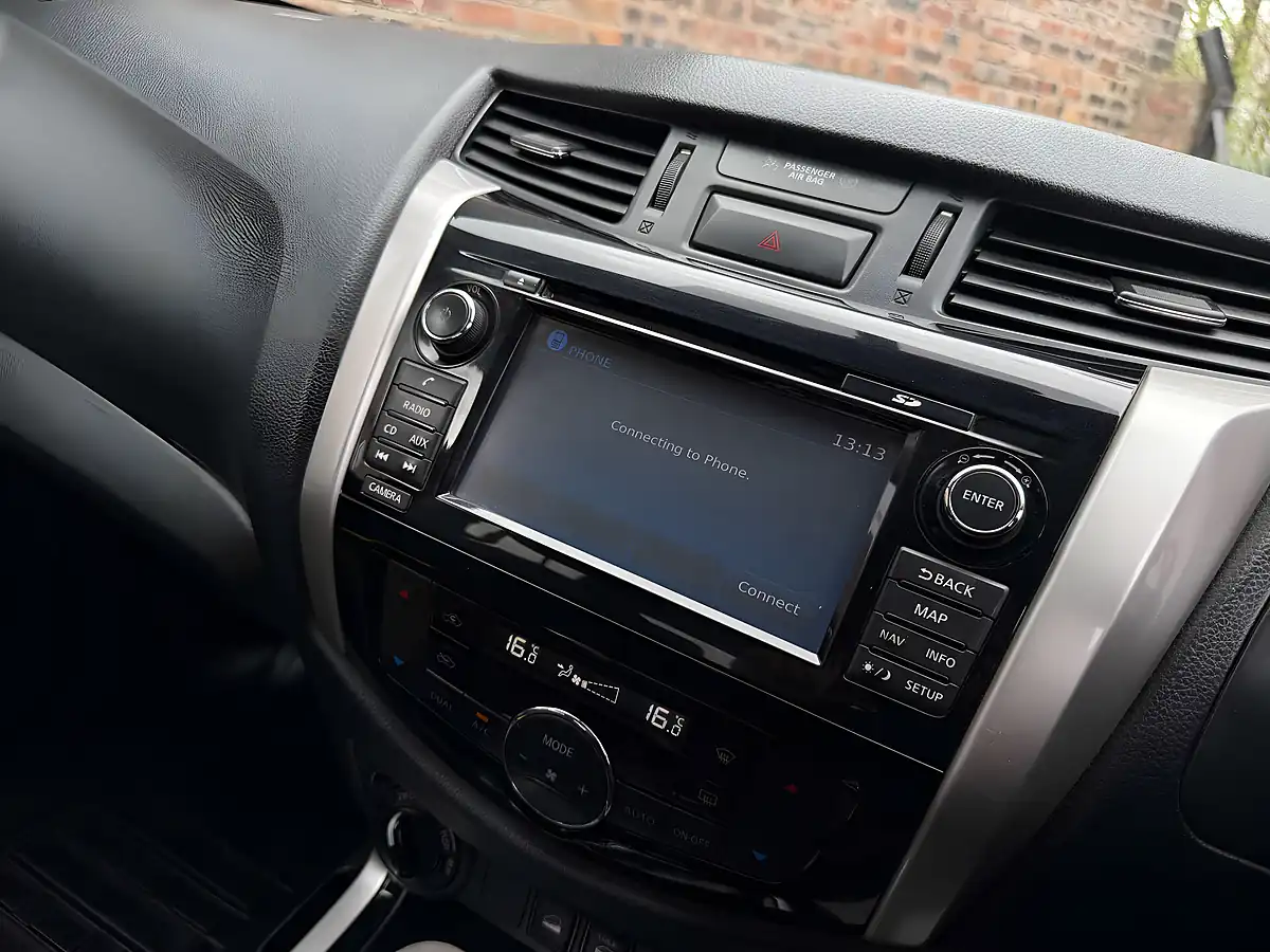 Used 2018 Nissan Navara Tekna Grey - Interior and Exterior details 16
