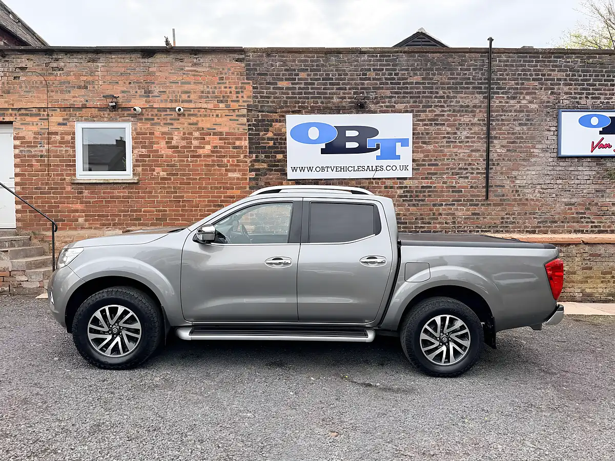 Used 2018 Nissan Navara Tekna Grey - Interior and Exterior details 5