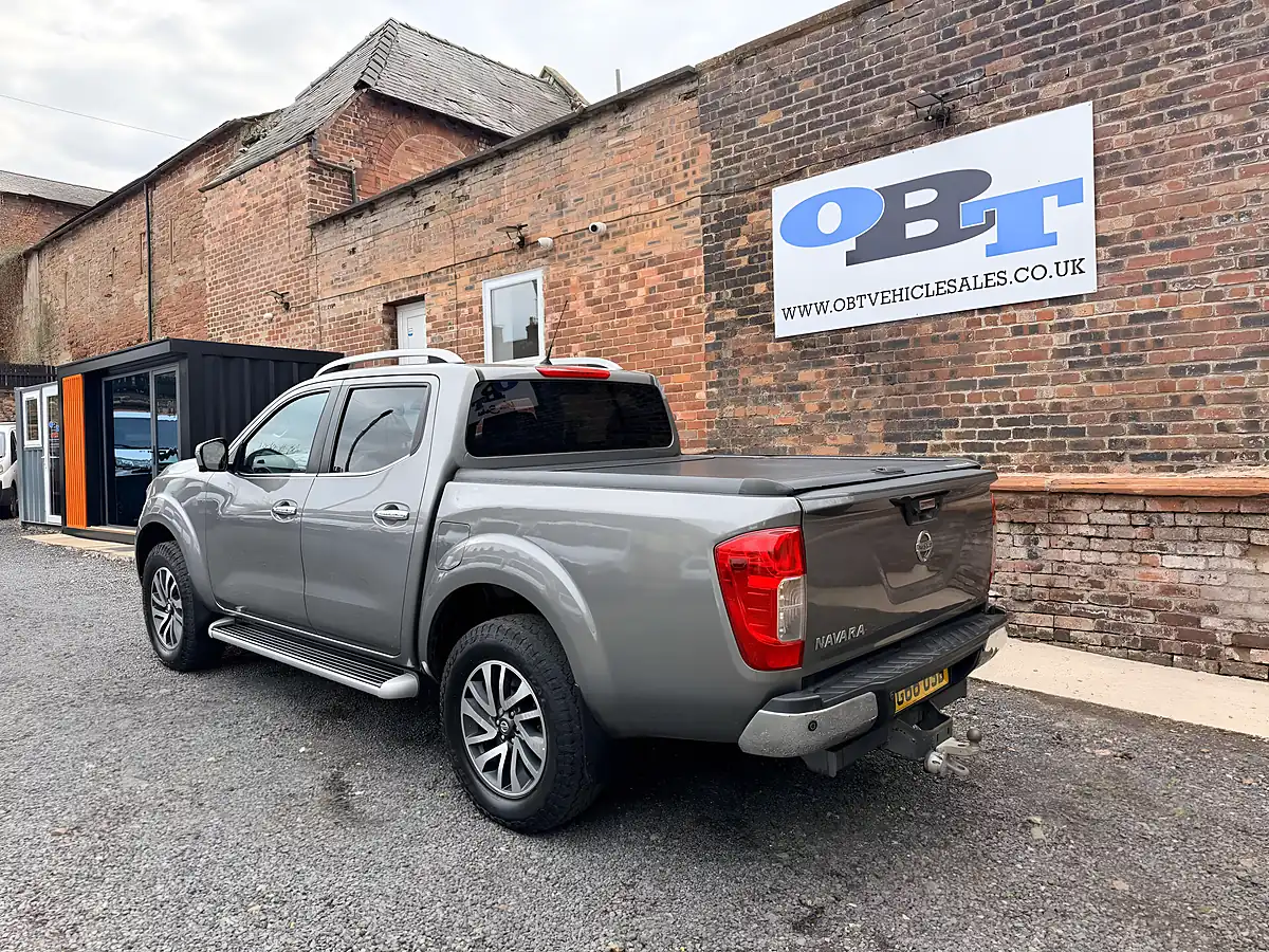Used 2018 Nissan Navara Tekna Grey - Interior and Exterior details 6