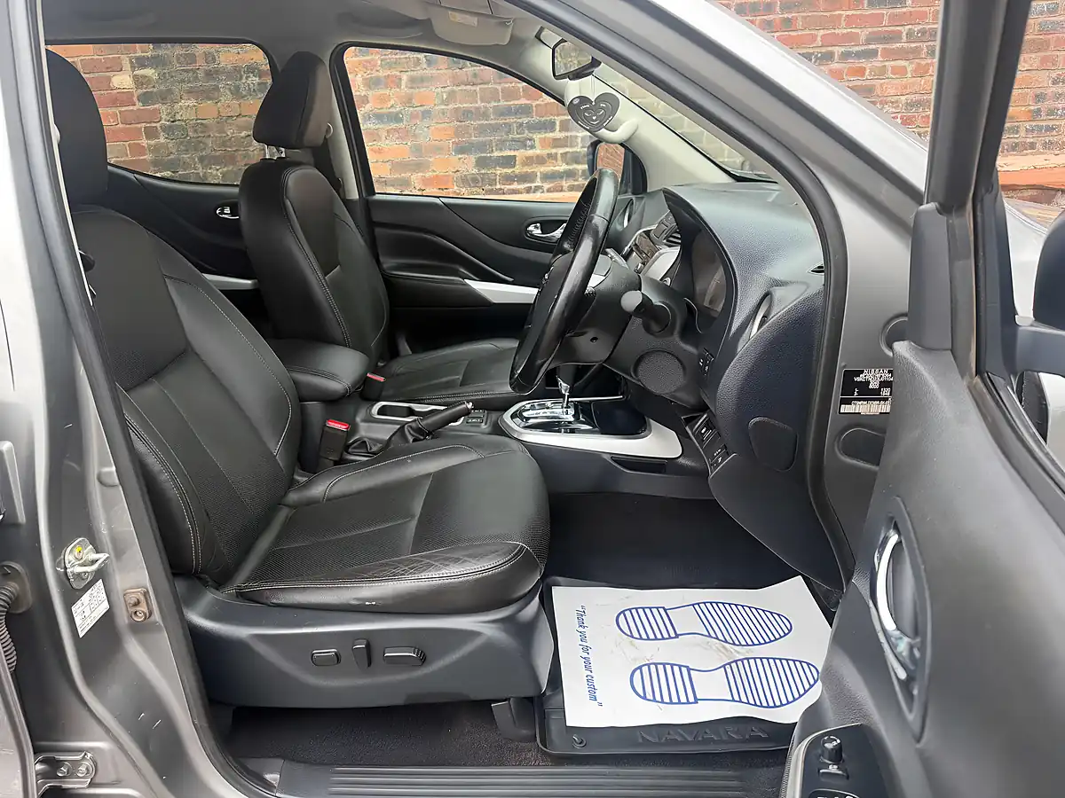 Used 2018 Nissan Navara Tekna Grey - Interior and Exterior details 7