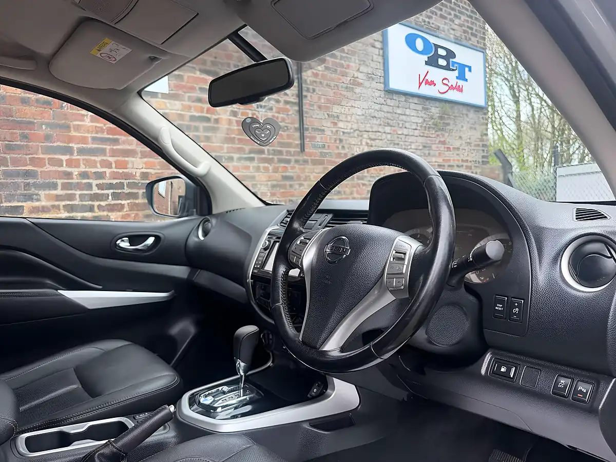 Used 2018 Nissan Navara Tekna Grey - Interior and Exterior details 8