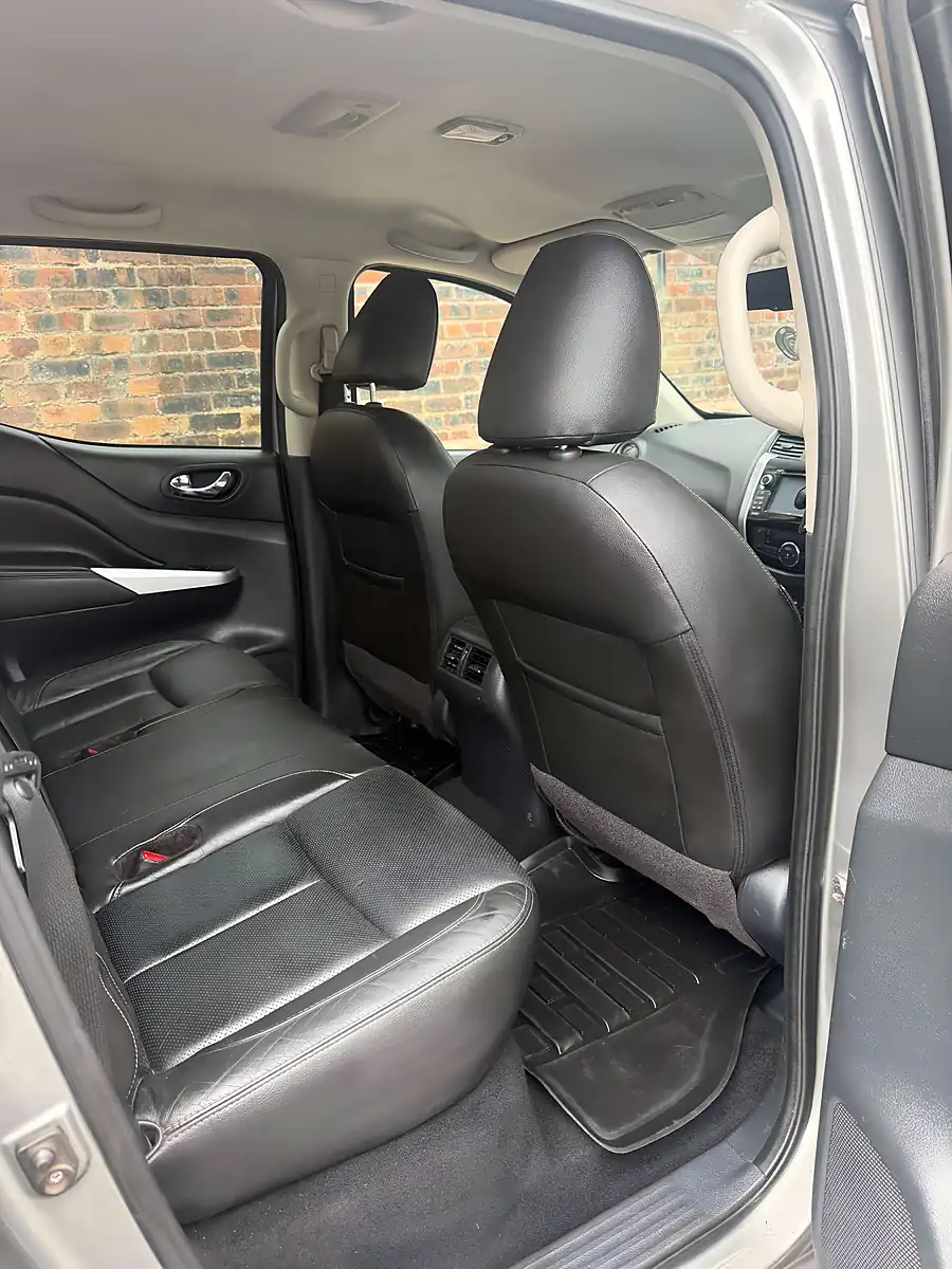 Used 2018 Nissan Navara Tekna Grey - Interior and Exterior details 9
