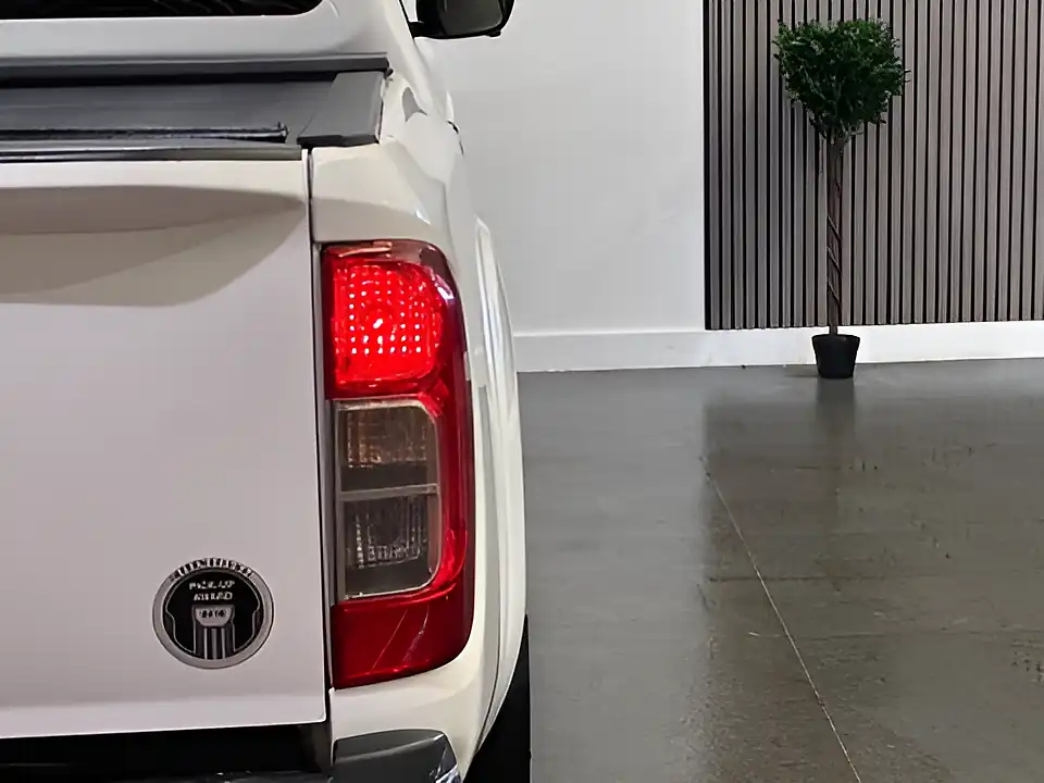 Used 2018 Nissan Navara Tekna White - Interior and Exterior details 19