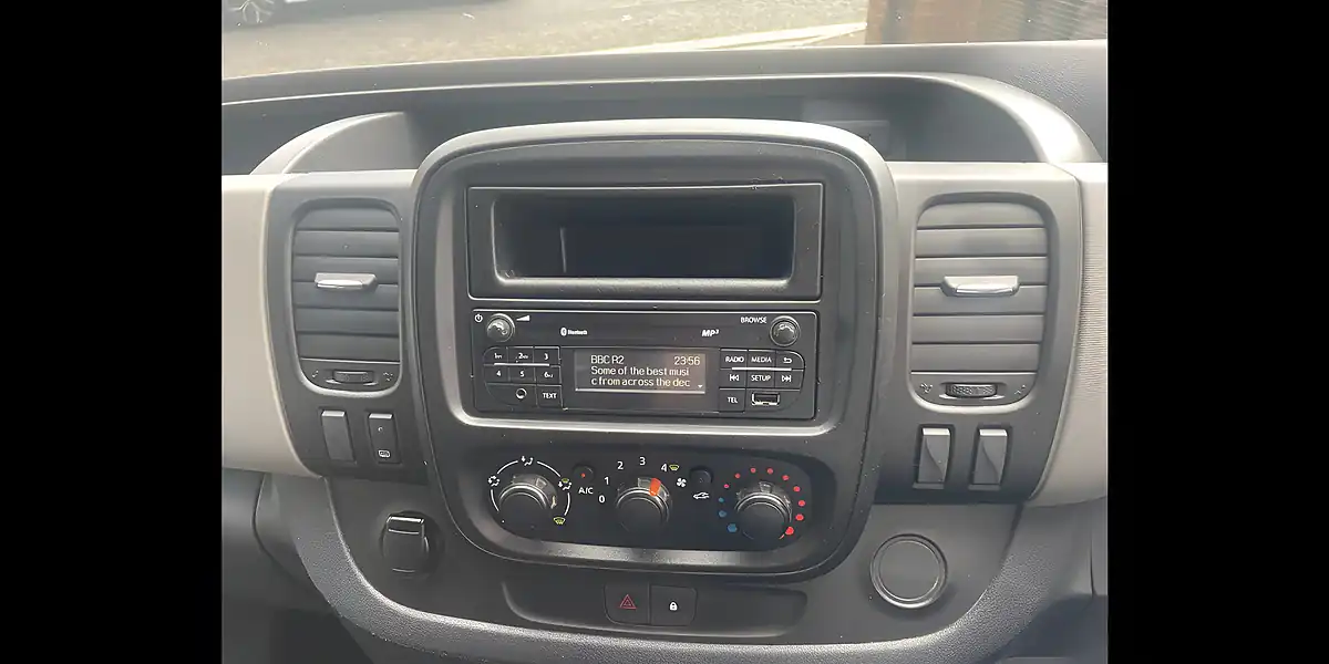 Used 2018 Nissan NV300 Acenta White - Interior and Exterior details 11