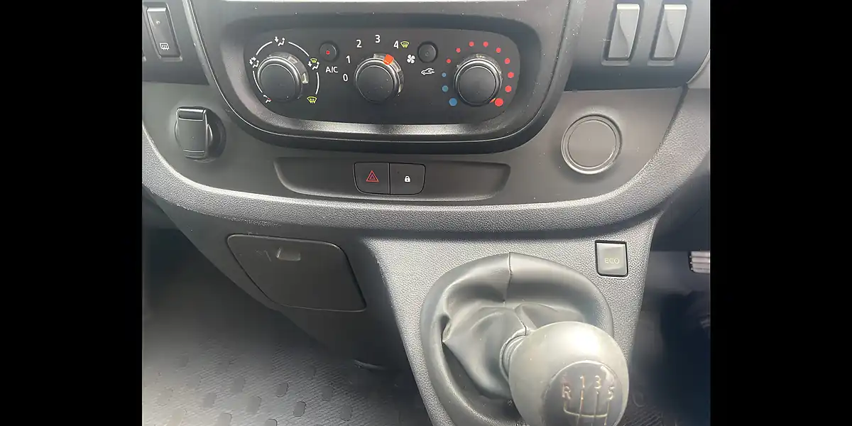 Used 2018 Nissan NV300 Acenta White - Interior and Exterior details 12