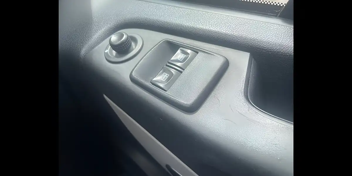 Used 2018 Nissan NV300 Acenta White - Interior and Exterior details 13