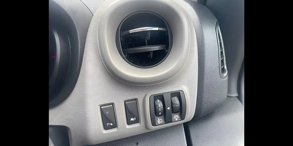 Used 2018 Nissan NV300 Acenta White - Interior and Exterior details 14