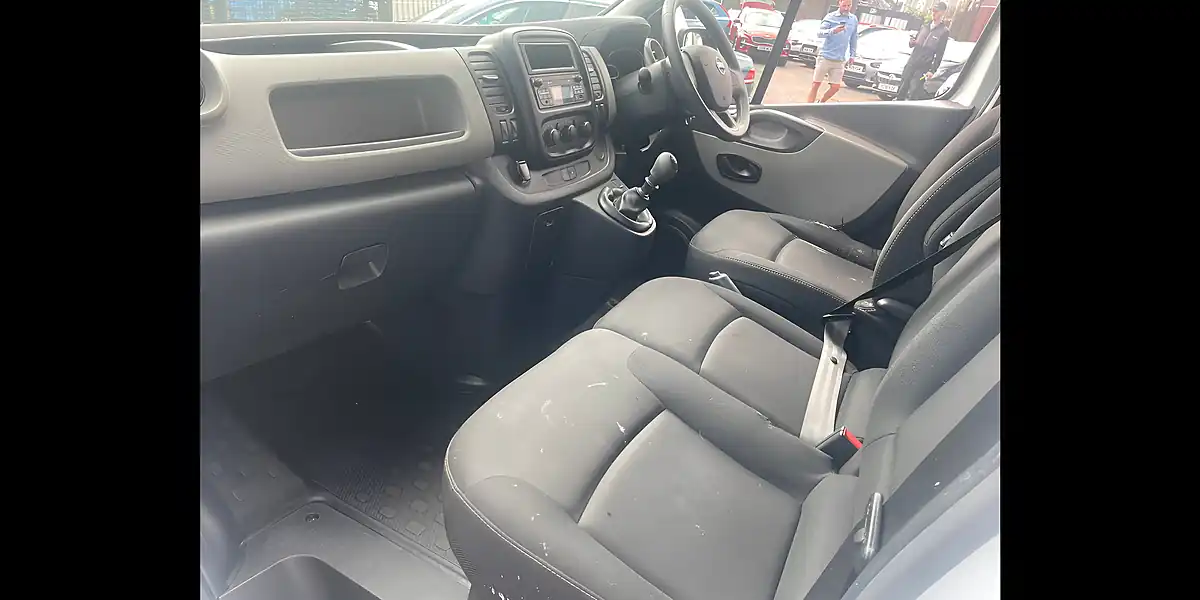 Used 2018 Nissan NV300 Acenta White - Interior and Exterior details 9