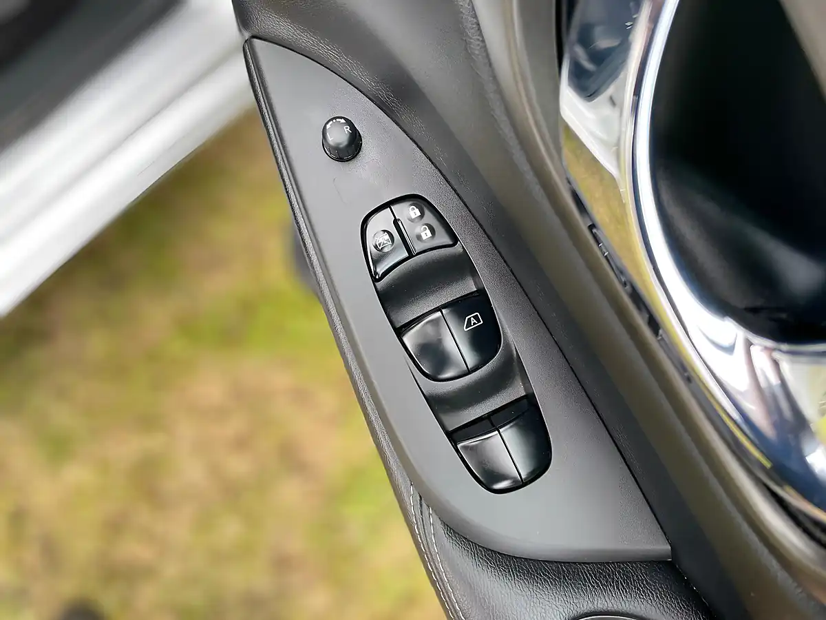 Used 2018 Nissan Pulsar N-Connecta Starburst Silver - Interior and Exterior details 19