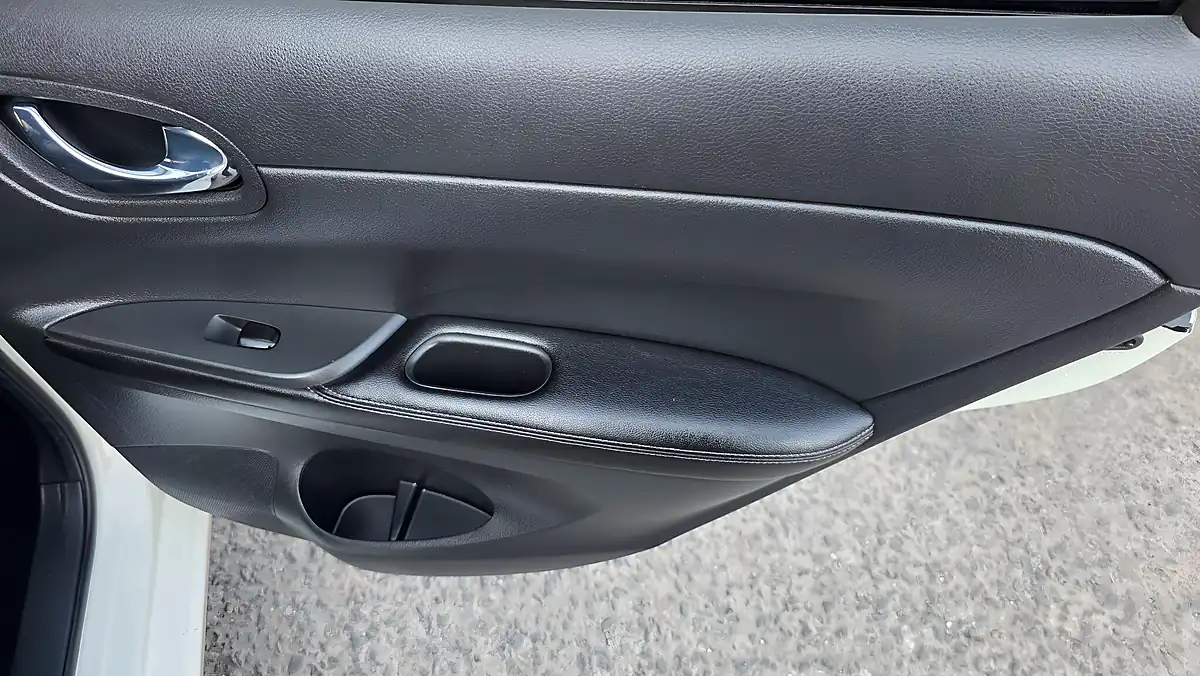 Used 2018 Nissan Pulsar N-Connecta White - Interior and Exterior details 18