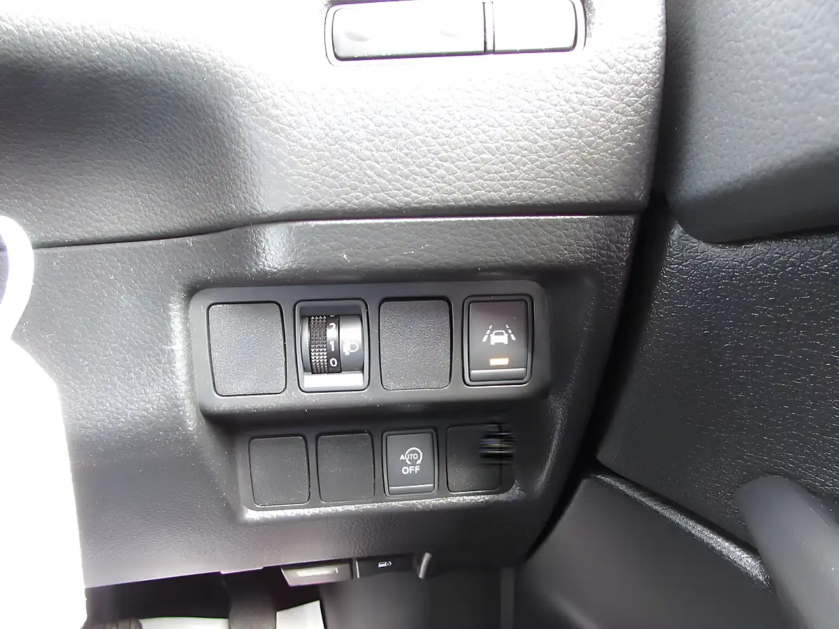 Used 2018 Nissan Qashqai Acenta Blue - Interior and Exterior details 14
