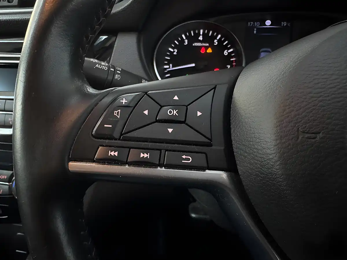 Used 2018 Nissan Qashqai Acenta Pearl Black - Interior and Exterior details 16