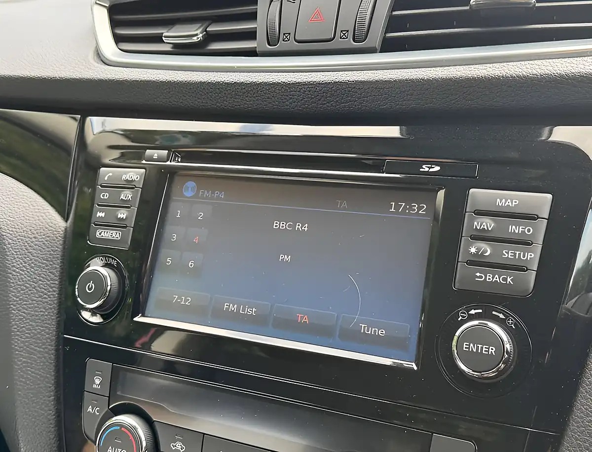 Used 2018 Nissan Qashqai Acenta Premium Magnetic Red - Interior and Exterior details 14