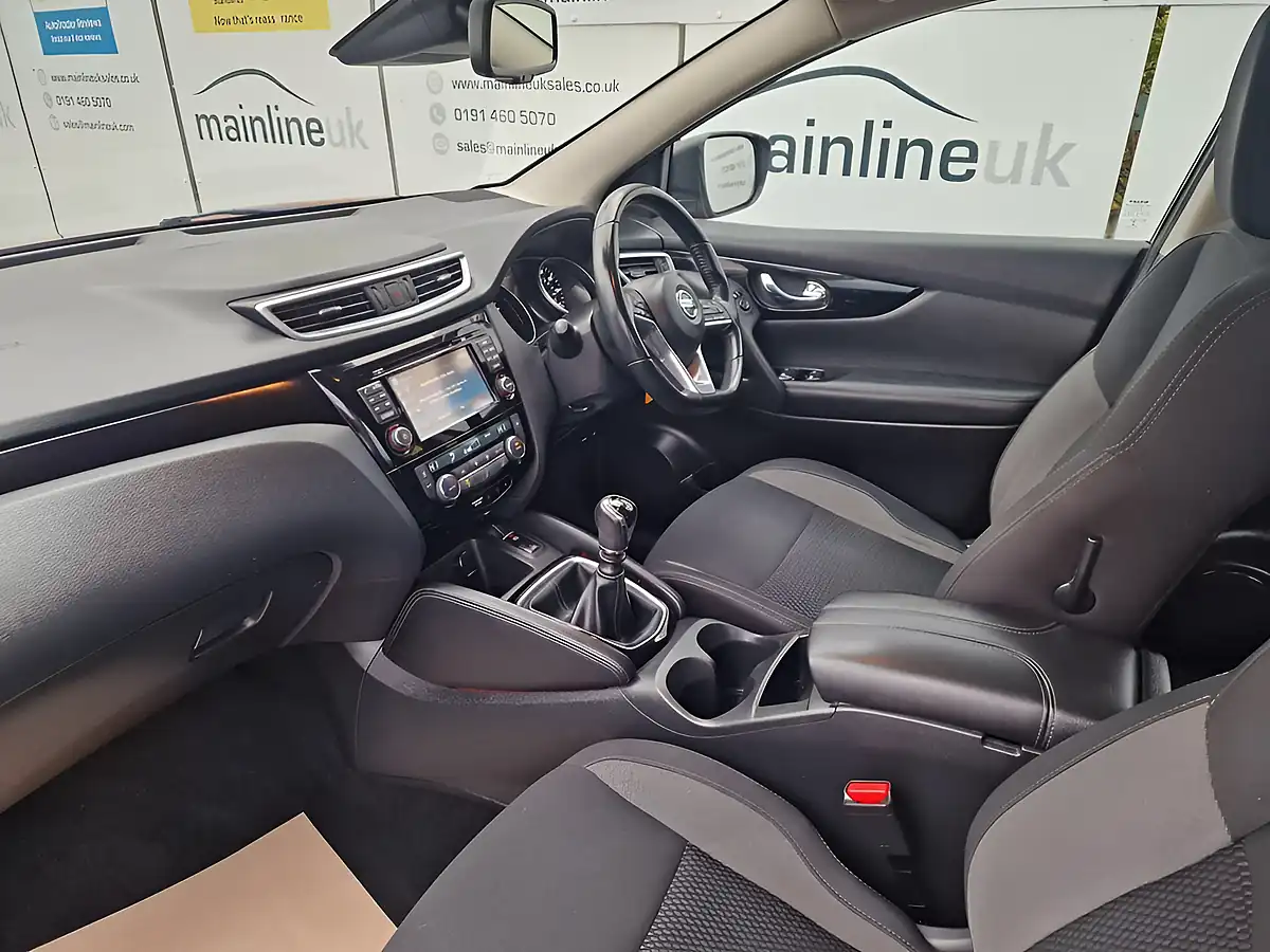Used 2018 Nissan Qashqai Acenta Premium Red - Interior and Exterior details 15