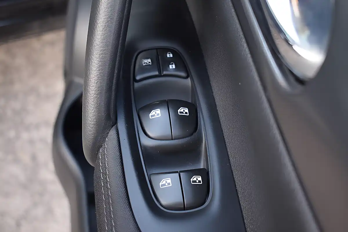 Used 2018 Nissan Qashqai N-Connecta Black - Interior and Exterior details 19