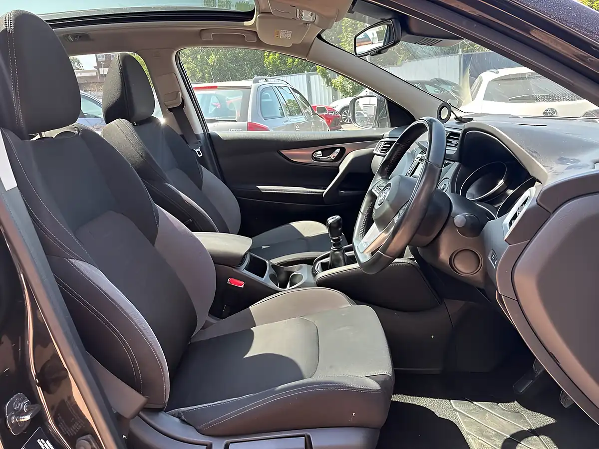 Used 2018 Nissan Qashqai N-Connecta Black - Interior and Exterior details 10