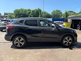 Used 2018 Nissan Qashqai N-Connecta Black - Interior and Exterior details 8