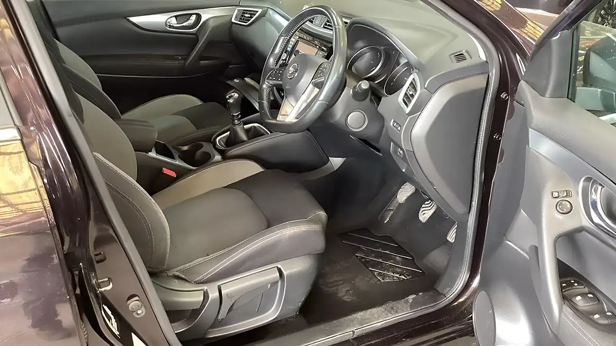 Used 2018 Nissan Qashqai N-Connecta Black - Interior and Exterior details 10