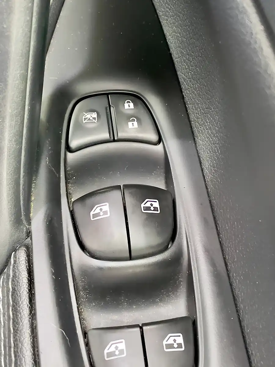 Used 2018 Nissan Qashqai N-Connecta Black - Interior and Exterior details 14