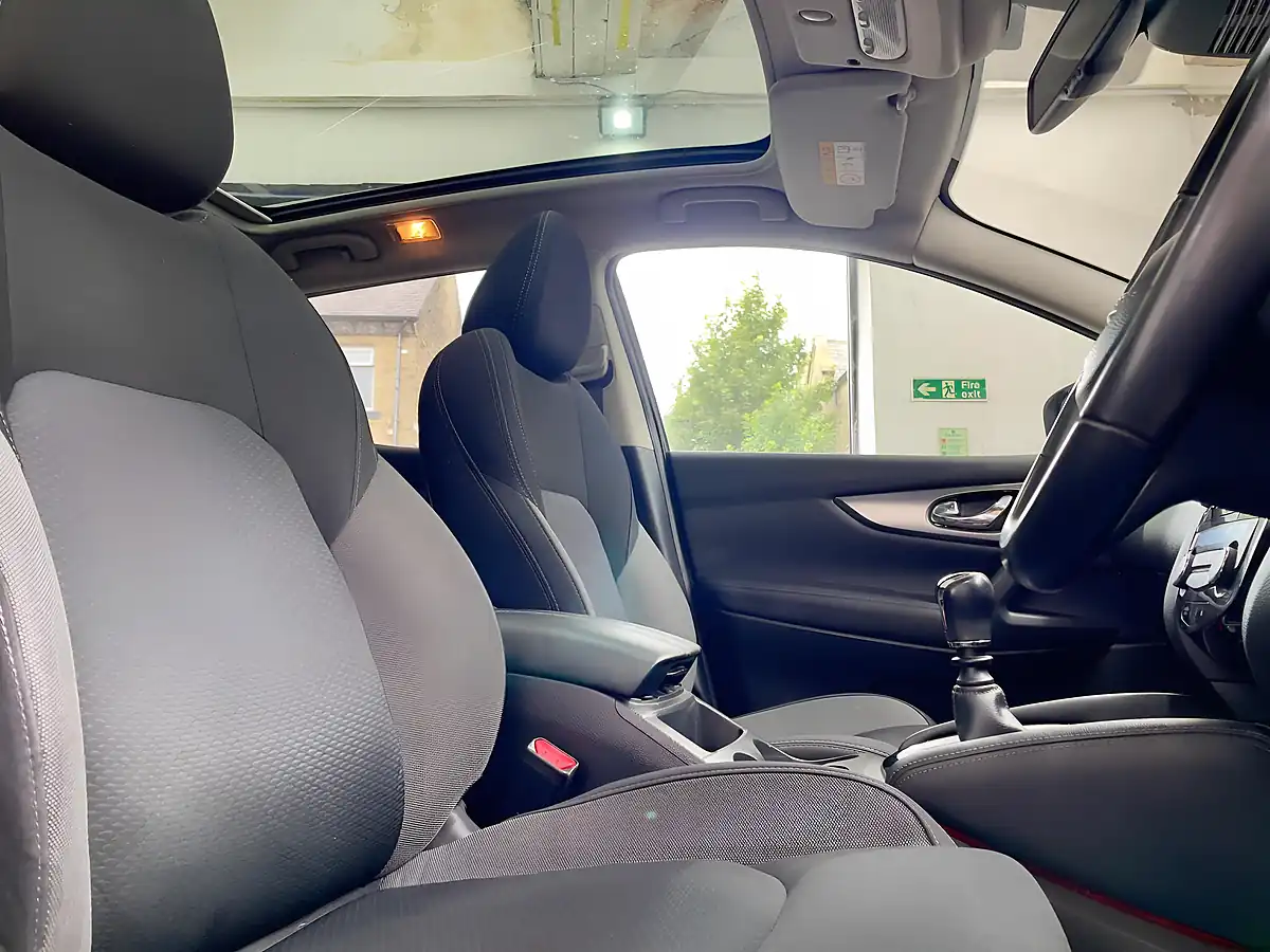 Used 2018 Nissan Qashqai N-Connecta Black - Interior and Exterior details 7